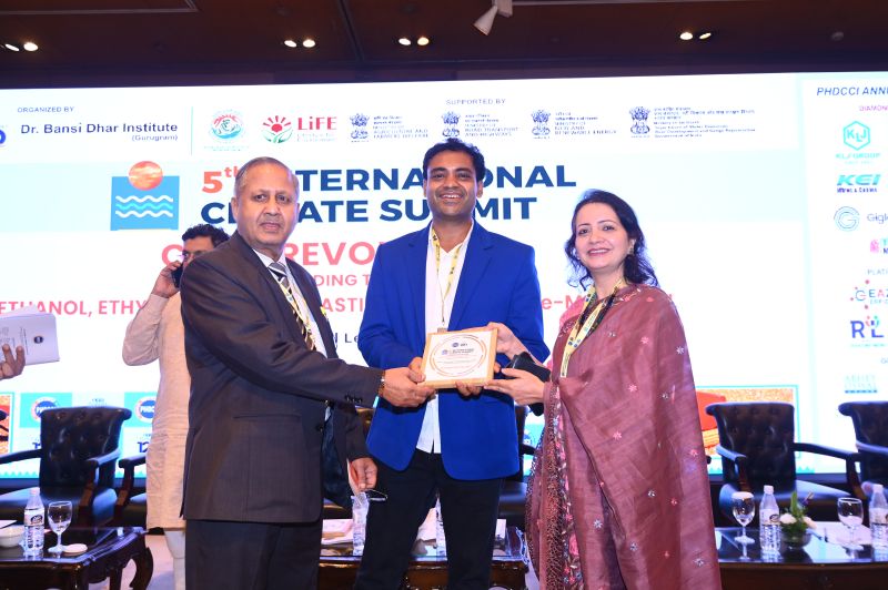Rahul Gupta receiving Distinguished Speaker award at Climate Summit
